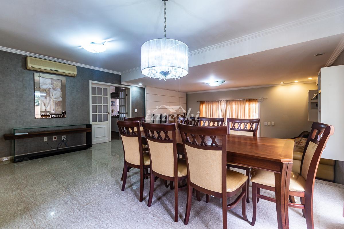 Sobrado com 3 suítes, piscina e academia localizado na Condomínio Lago do Cisnes