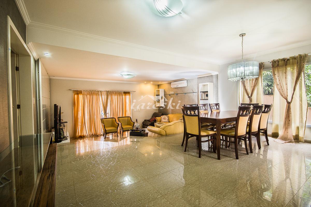 Sobrado com 3 suítes, piscina e academia localizado na Condomínio Lago do Cisnes