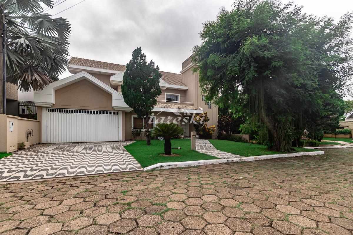 Sobrado com 3 suítes, piscina e academia localizado na Condomínio Lago do Cisnes