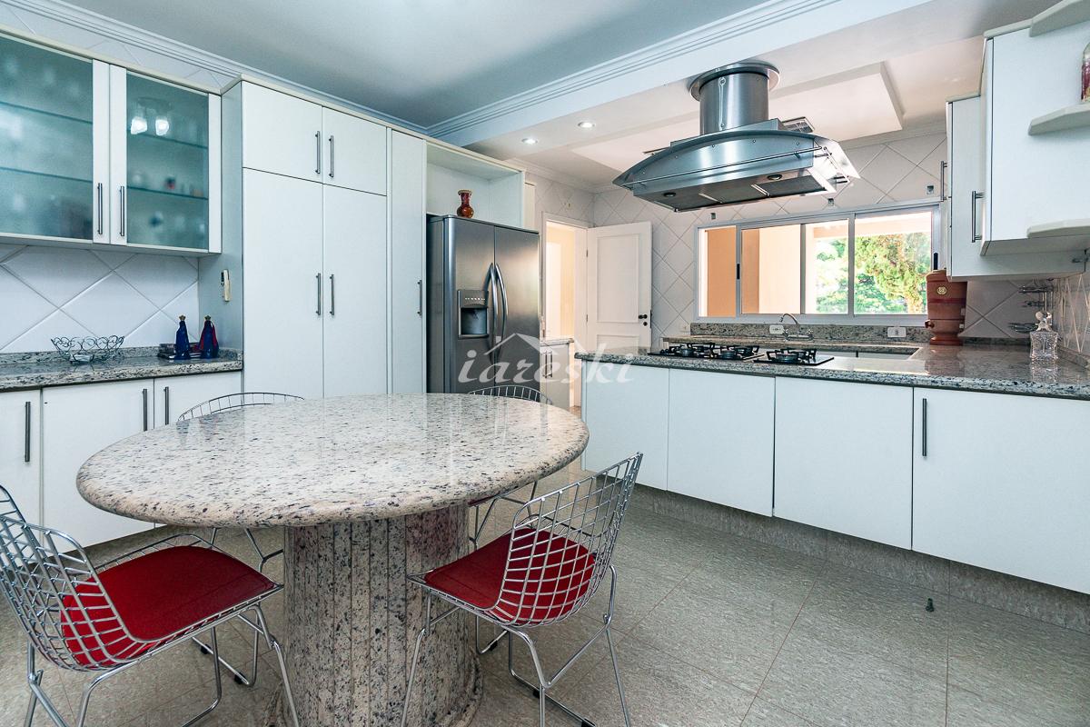 Sobrado com 3 suítes, piscina e academia localizado na Condomínio Lago do Cisnes