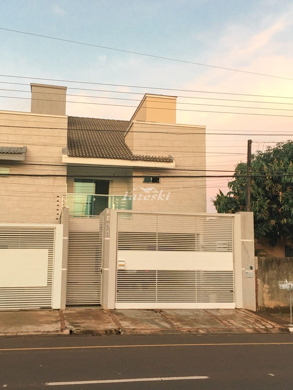Sobrado 4 Quartos sendo 1 suíte a venda no Centro de Toledo - PR