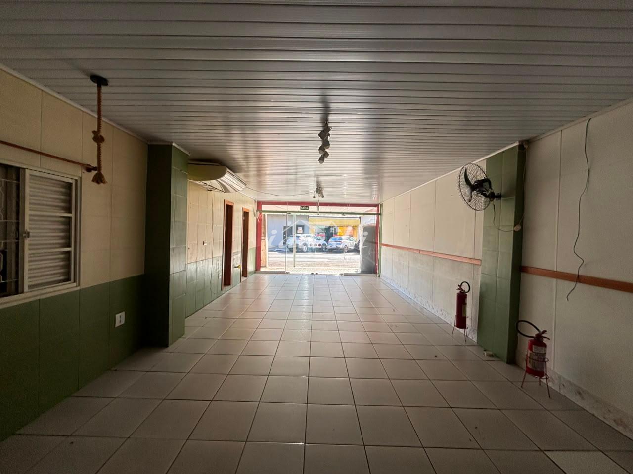Sala comercial disponível para locação na Rua Xavier da Silva no Centro de Foz do Iguaçu - PR