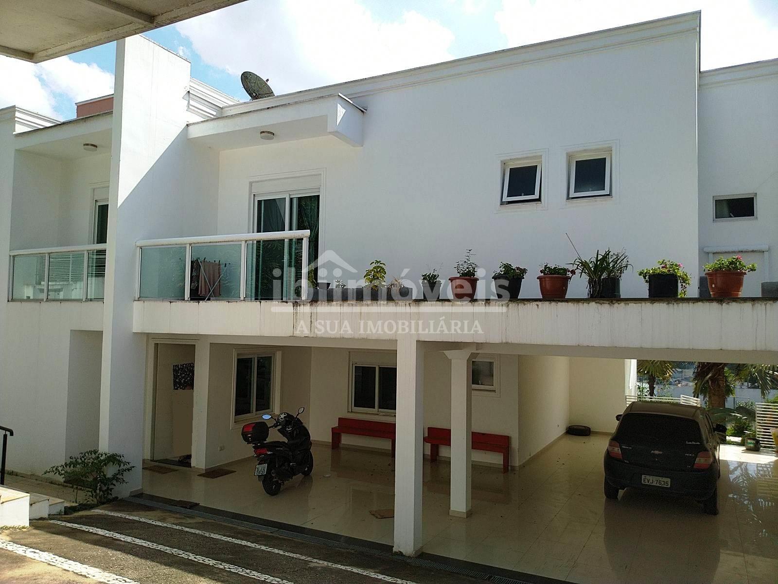 Maravilhosa casa em condomínio com 05 suítes no centro de Ibiú...