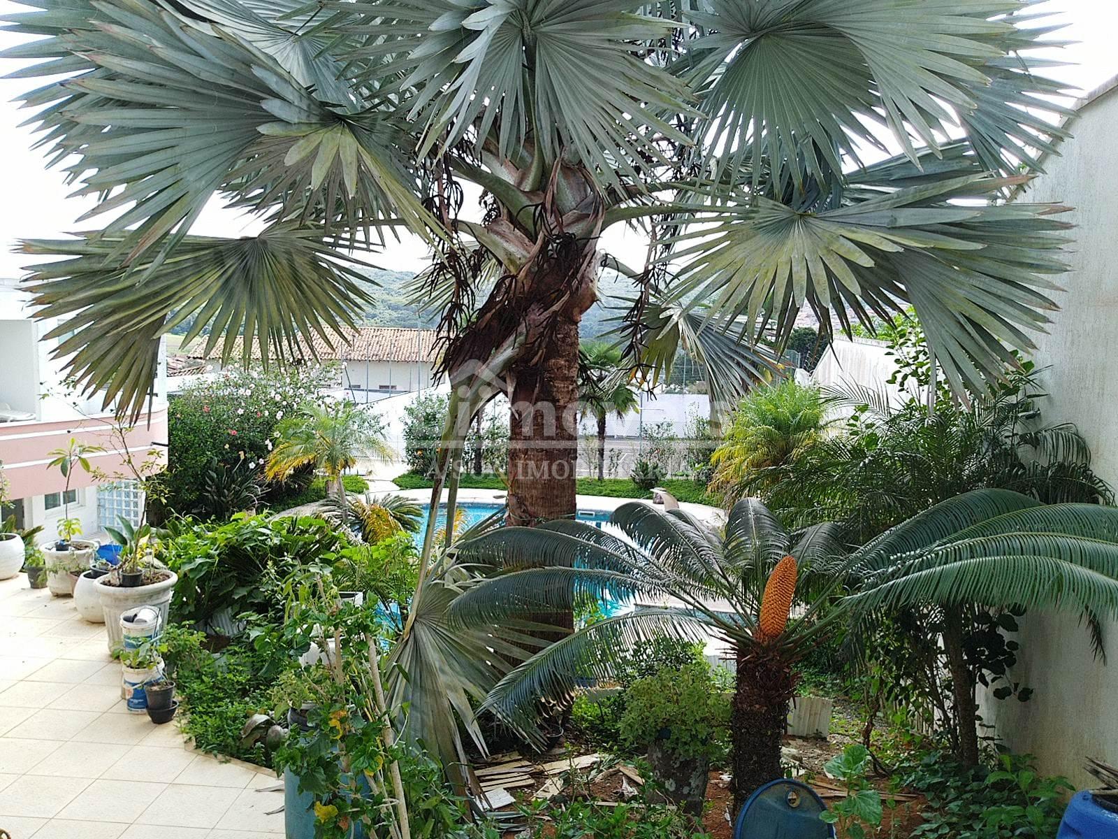 Maravilhosa casa em condomínio com 05 suítes no centro de Ibiú...