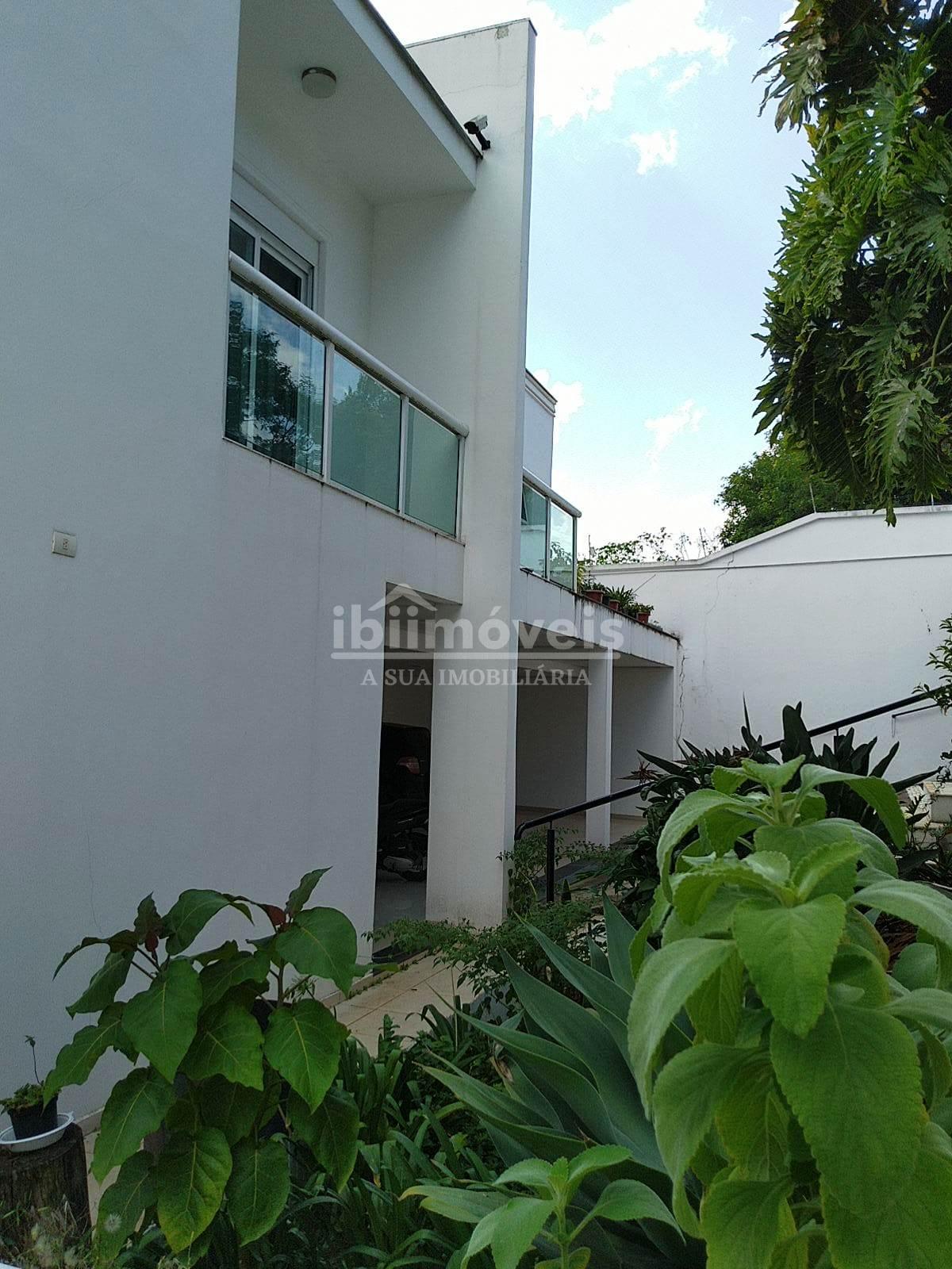 Maravilhosa casa em condomínio com 05 suítes no centro de Ibiú...