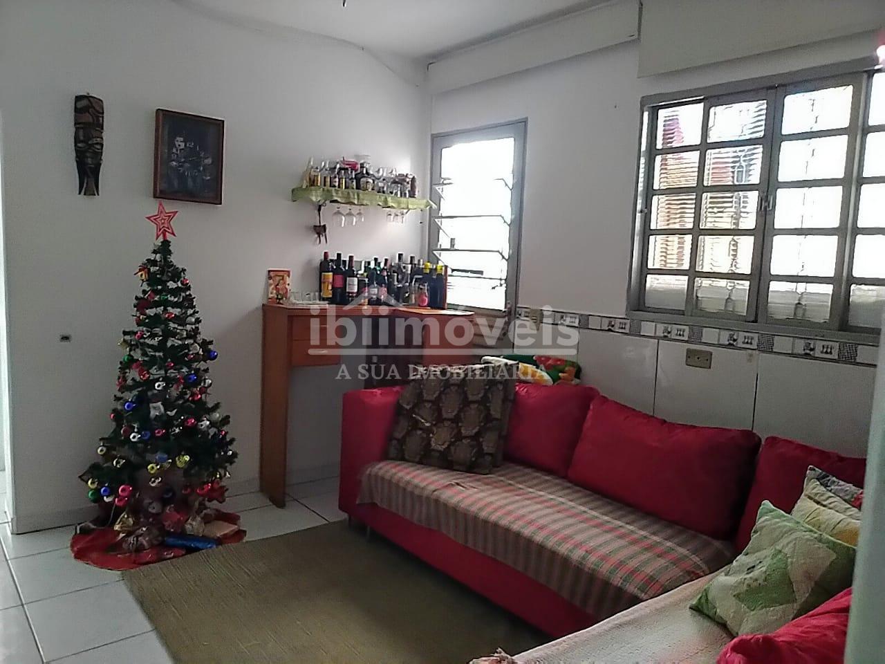 Ibiúna - Casa com 03 dormitórios na região central da cidade.