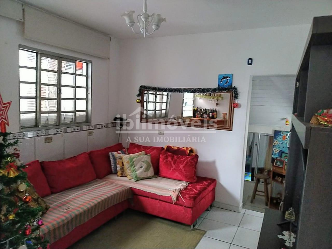 Ibiúna - Casa com 03 dormitórios na região central da cidade.