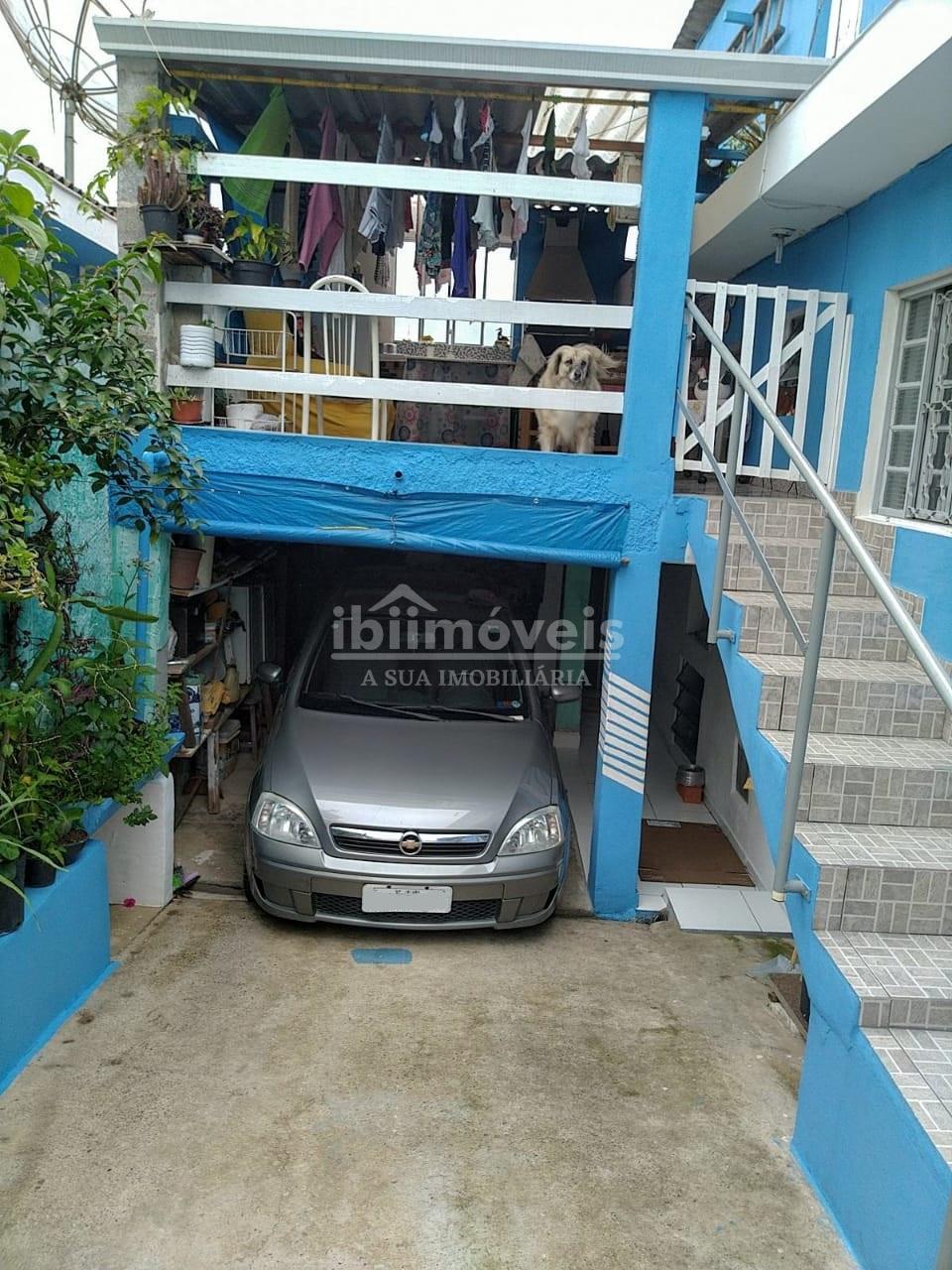 Ibiúna - Casa com 03 dormitórios na região central da cidade.