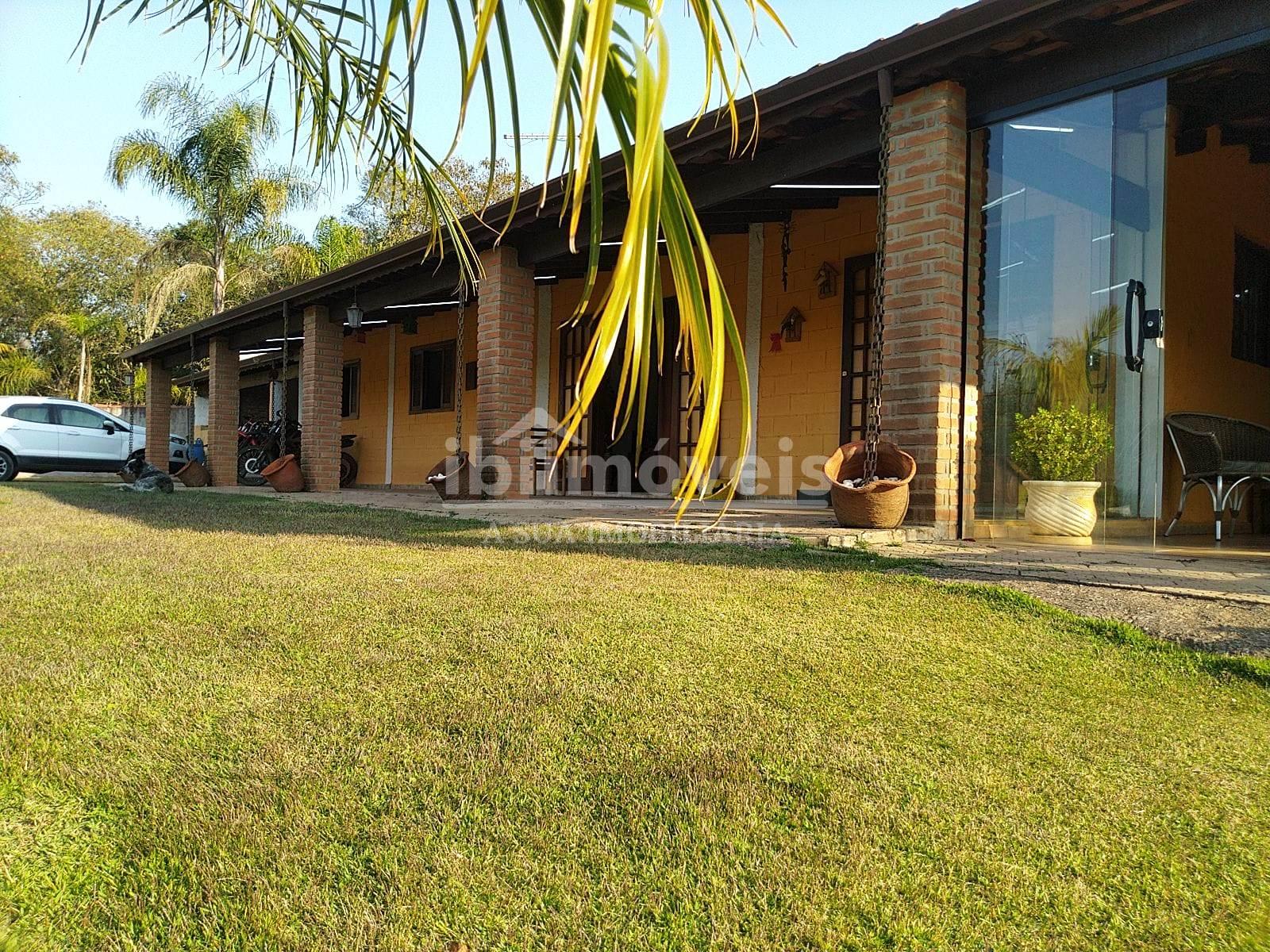 Ibiúna linda chácara com 04 dormitórios, piscina, lazer comple...