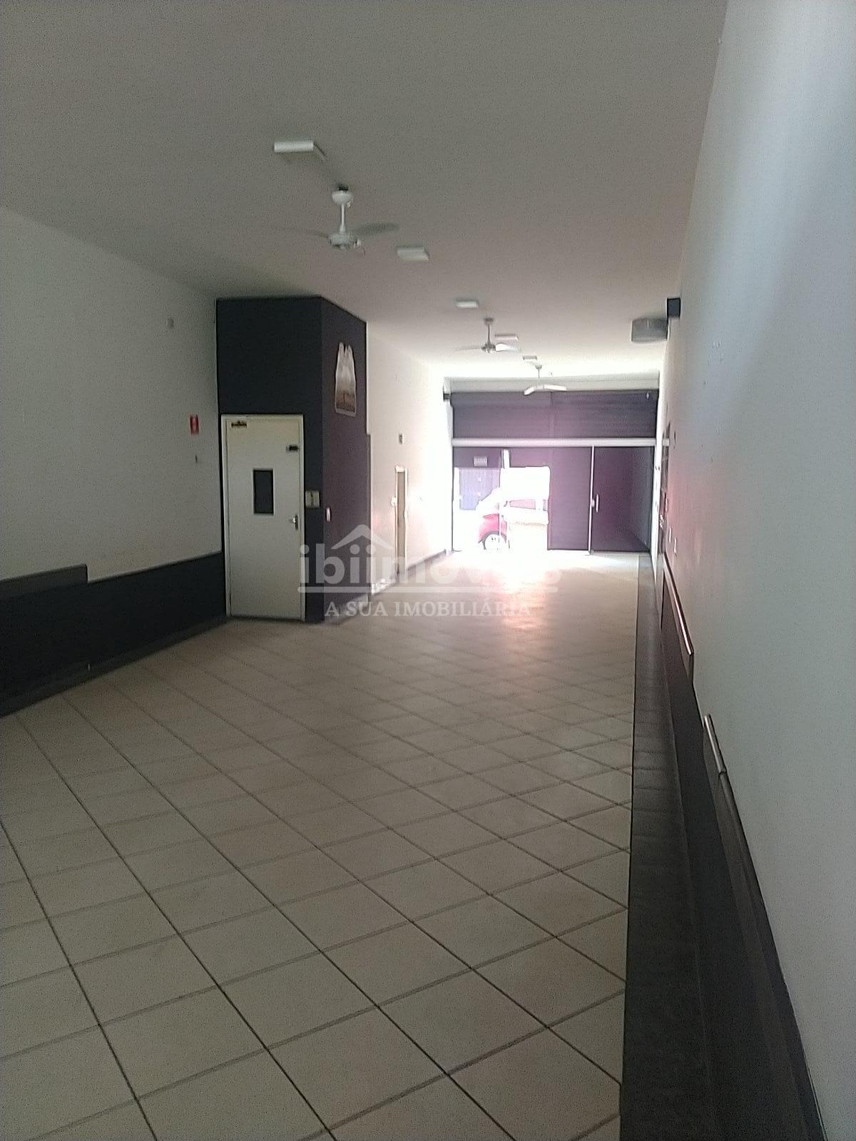 Salão comercial no centro de Ibiúna