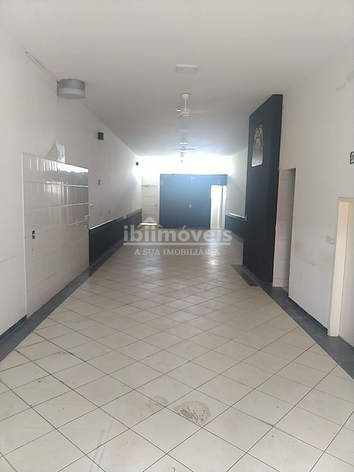 Salão comercial no centro de Ibiúna