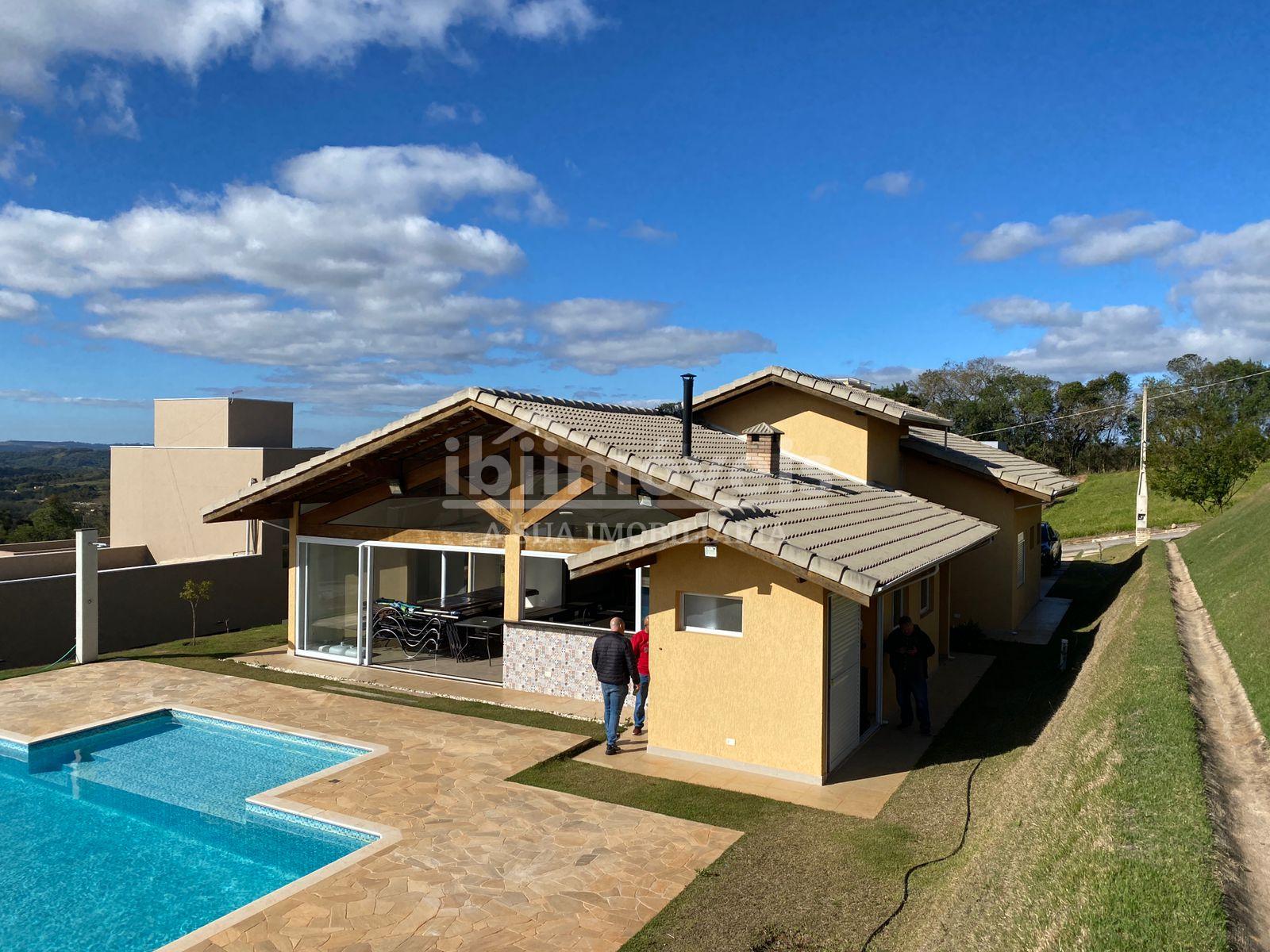 Casa à venda em condomínio fechado com segurança 24h. IBIUNA - SP