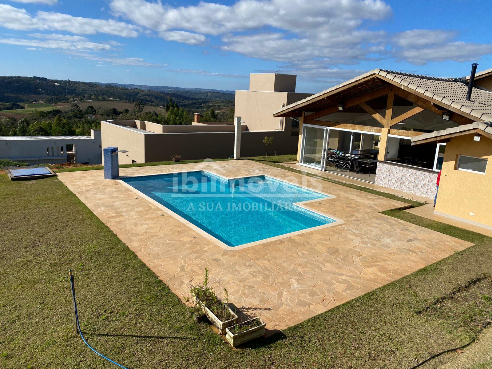 Casa à venda em condomínio fechado com segurança 24h. IBIUNA - SP