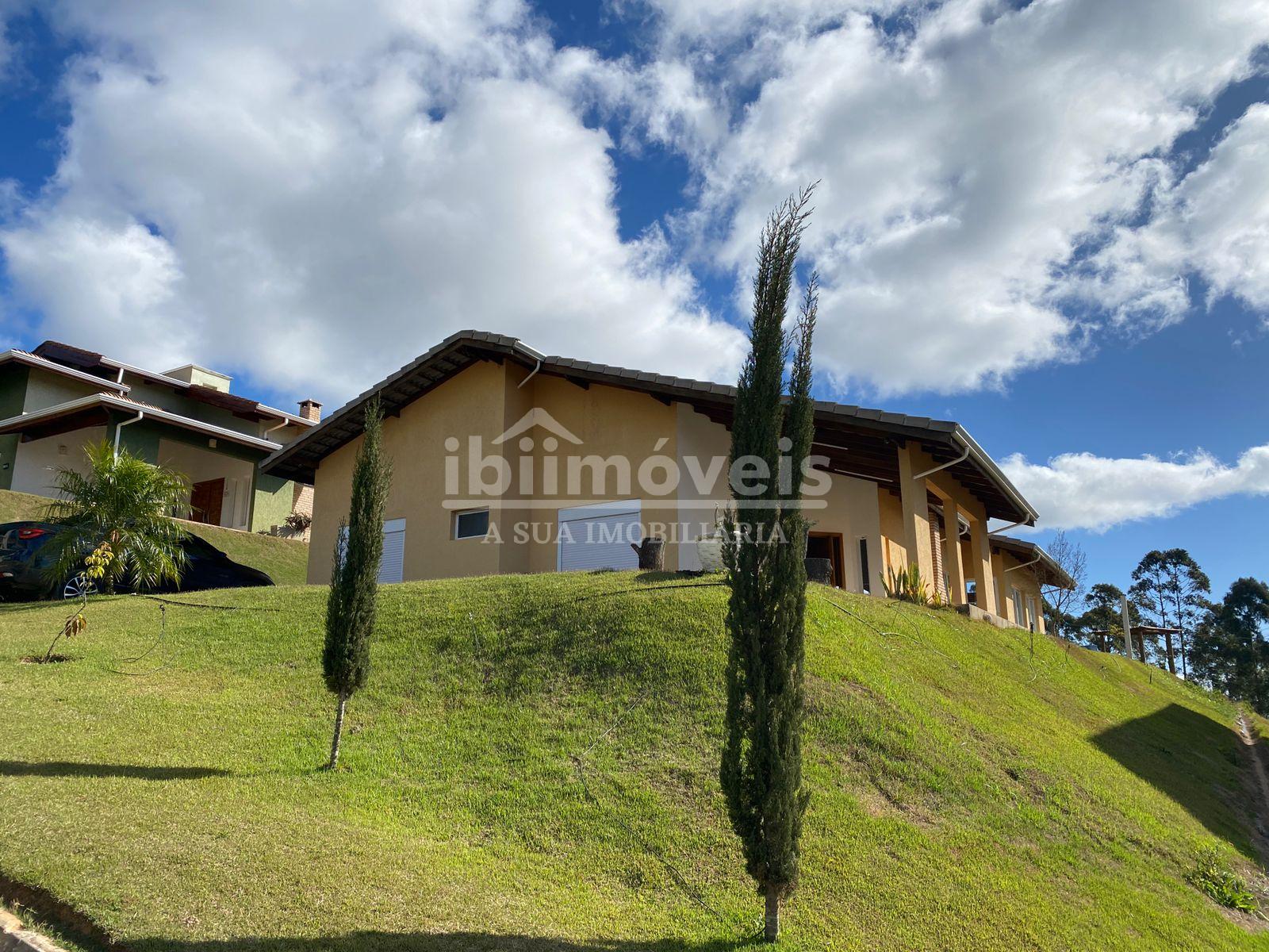 Casa à venda em condomínio fechado com segurança 24h. IBIUNA - SP