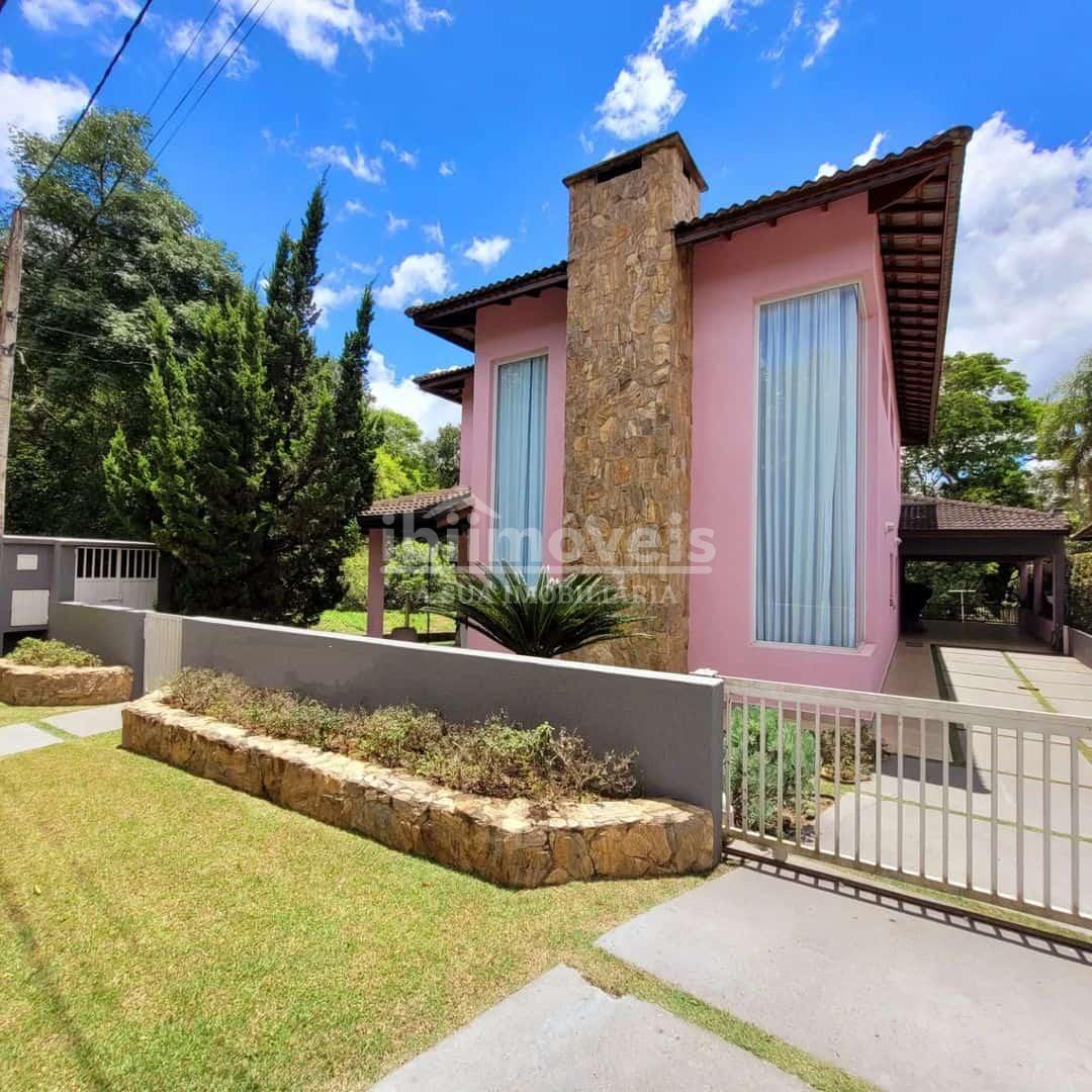 Casa com 3 Suítes sendo uma com closet à venda em condomínio f...