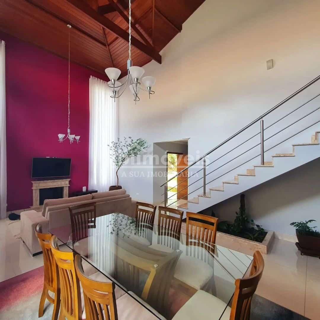 Casa com 3 Suítes sendo uma com closet à venda em condomínio f...