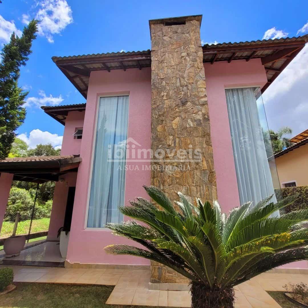 Casa com 3 Suítes sendo uma com closet à venda em condomínio f...