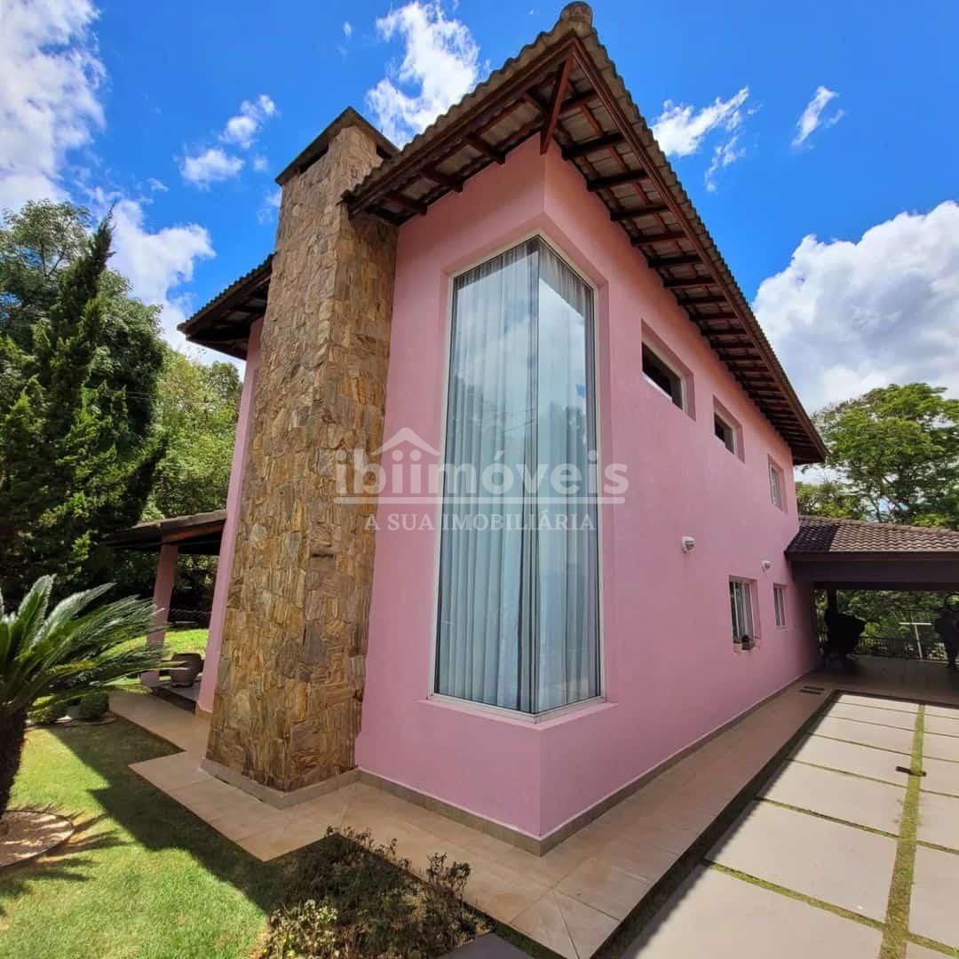 Casa com 3 Suítes sendo uma com closet à venda em condomínio f...
