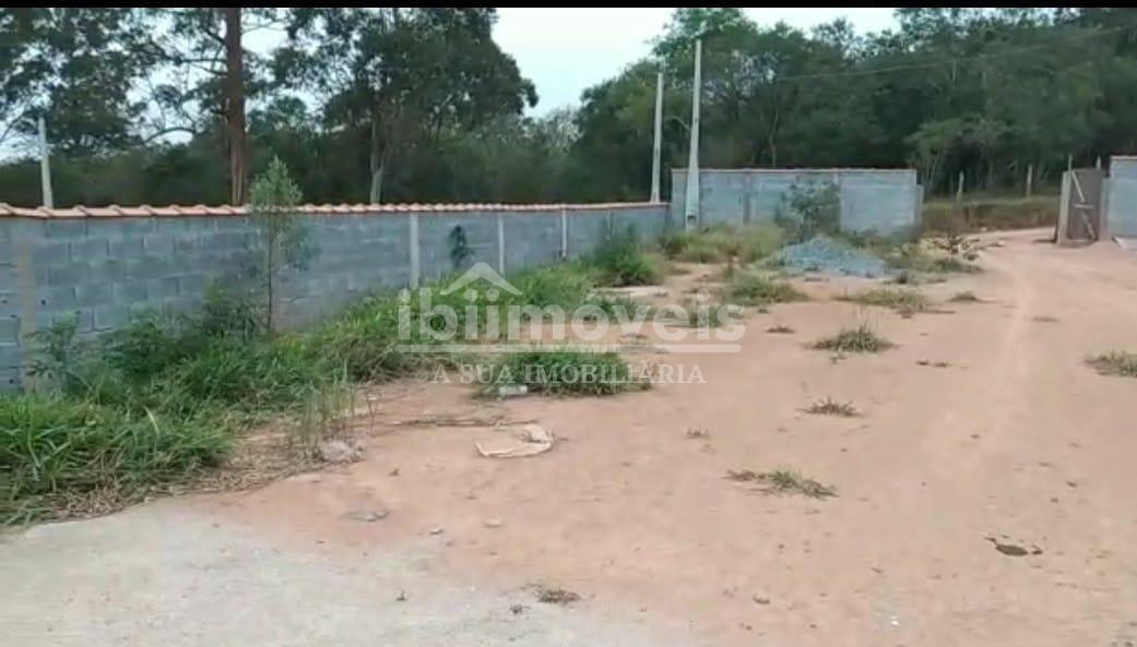 Terreno murado com Cumeeiras, Terraplanado, Poste de Luz e Int...