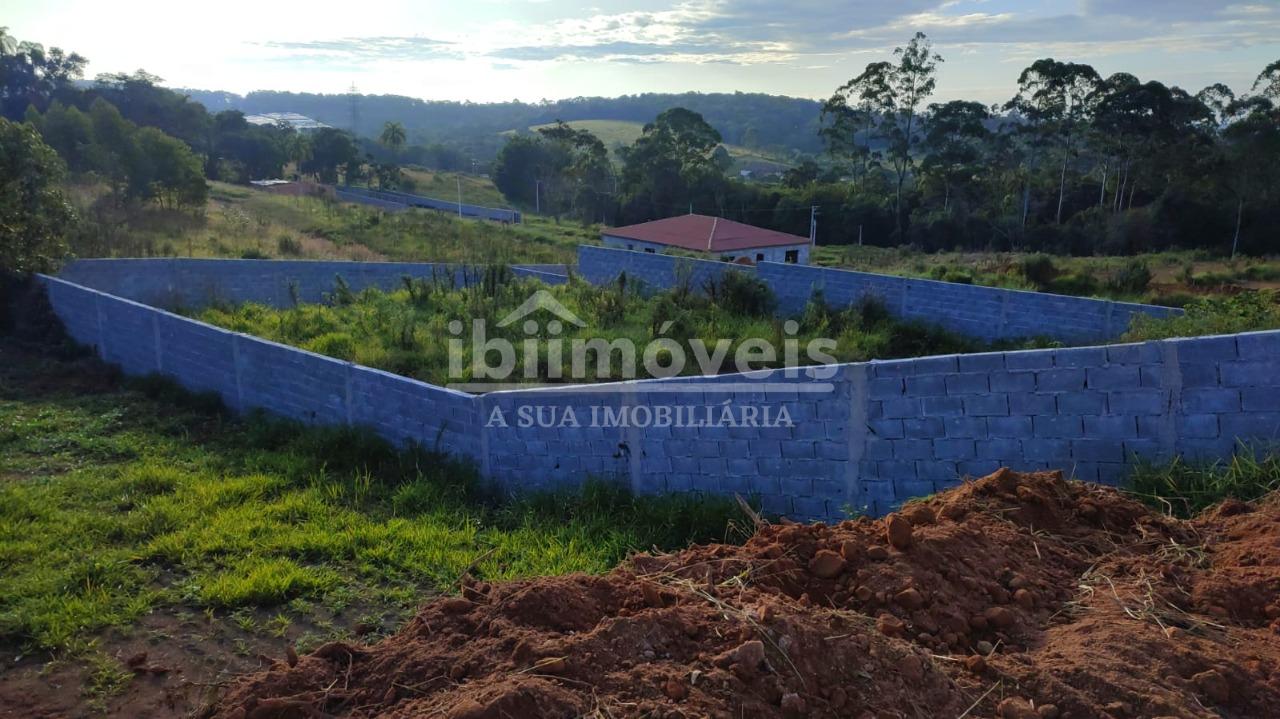 Terreno murado com Cumeeiras, Terraplanado, Poste de Luz e Int...