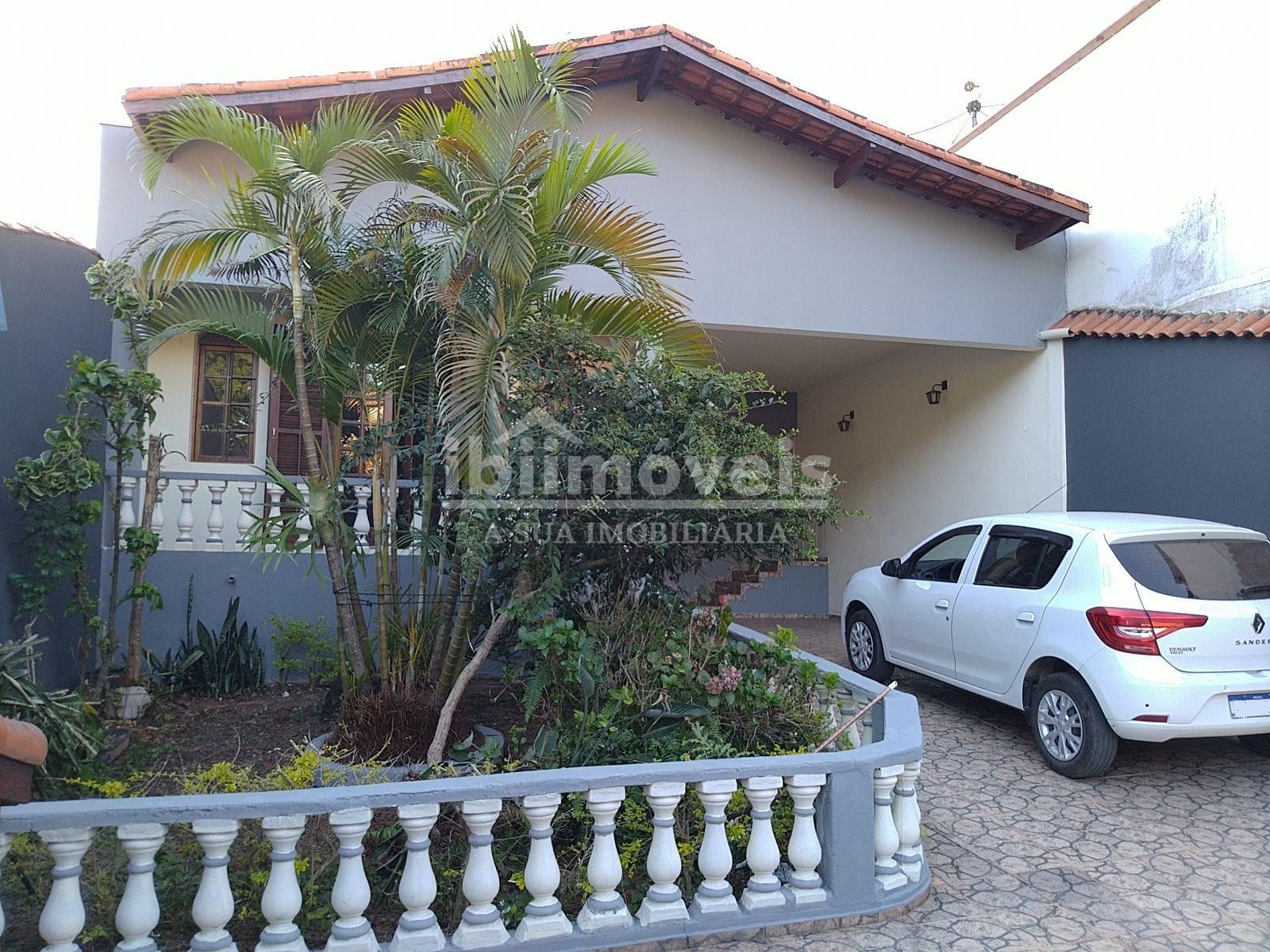 Casa com 05 dormitórios em condomínio próximo ao centro   