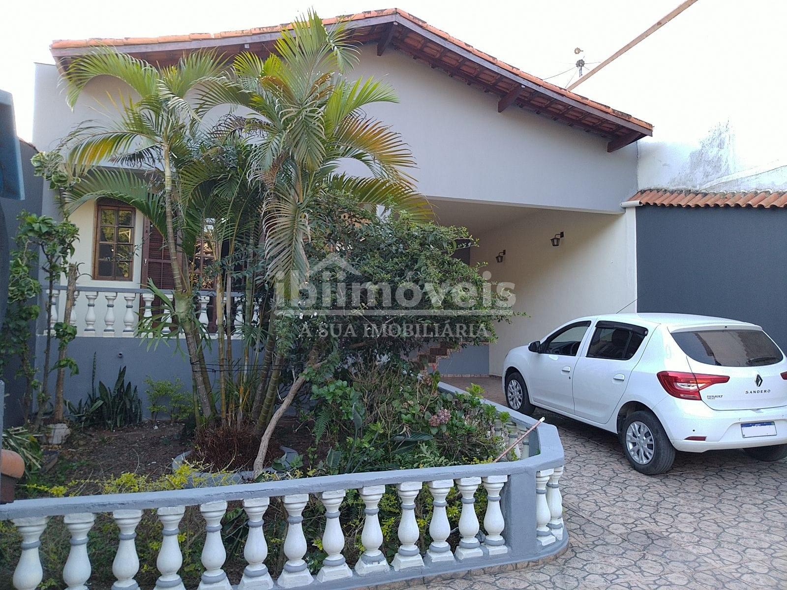 Casa com 05 dormitórios em condomínio próximo ao centro   