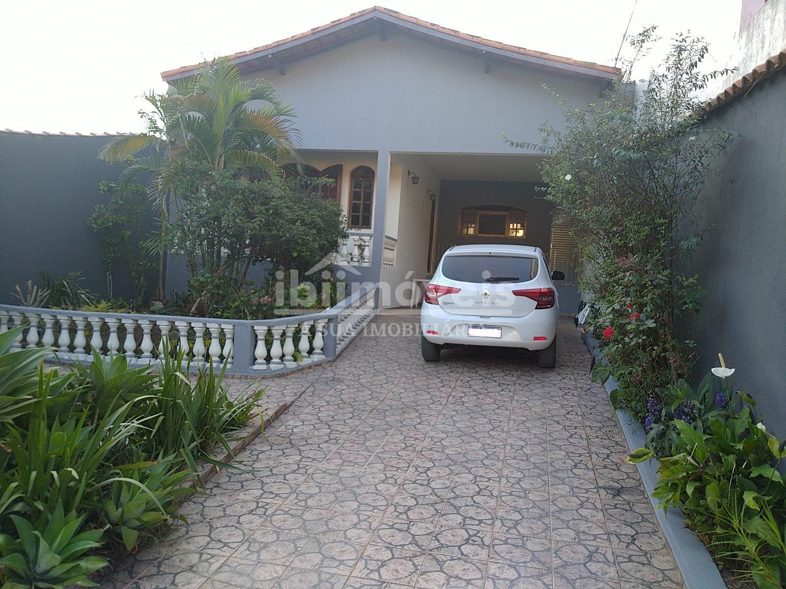 Casa com 05 dormitórios em condomínio próximo ao centro   