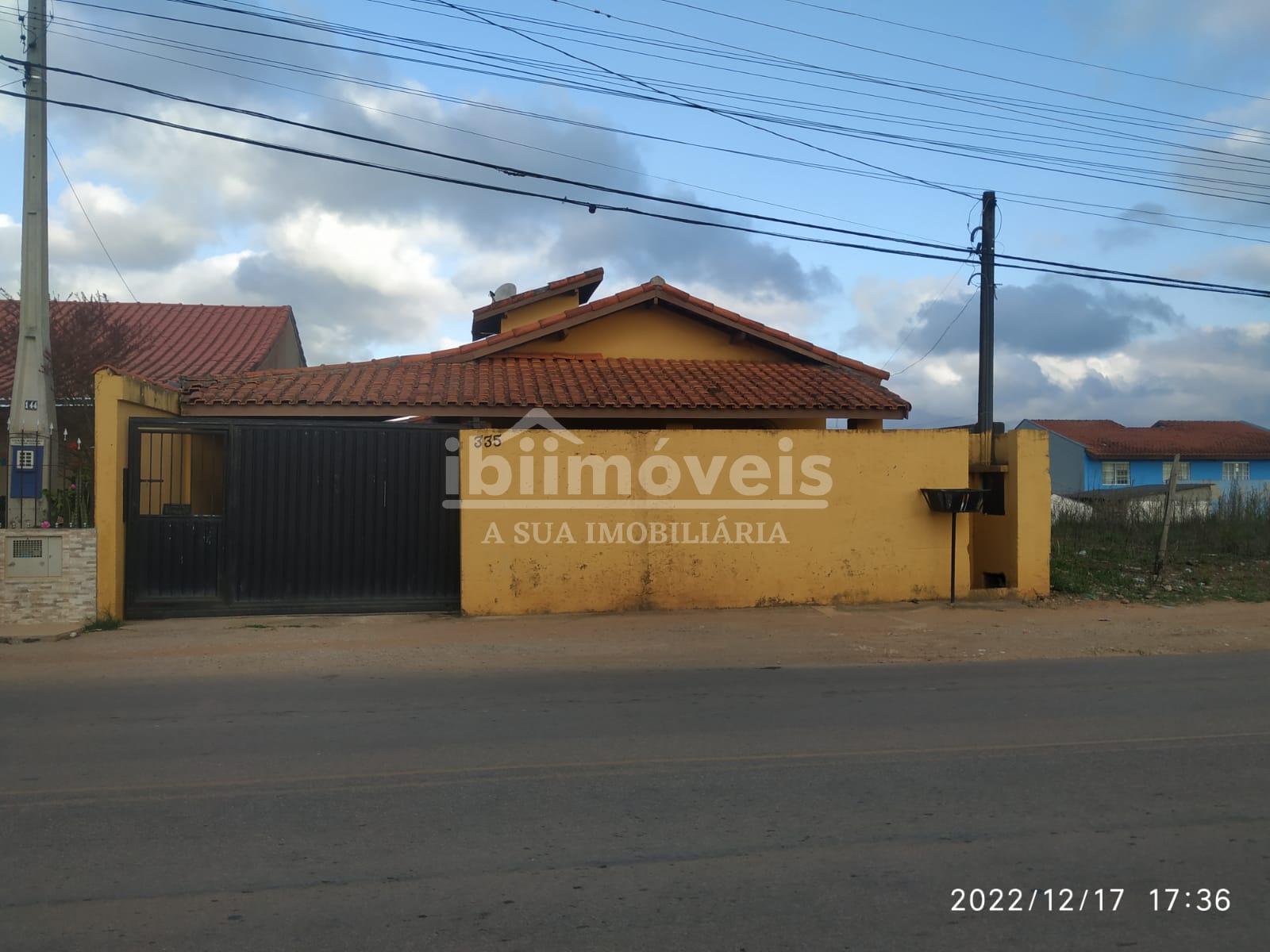 Casa bem localizada de frente para rodovia a 1 km do centro