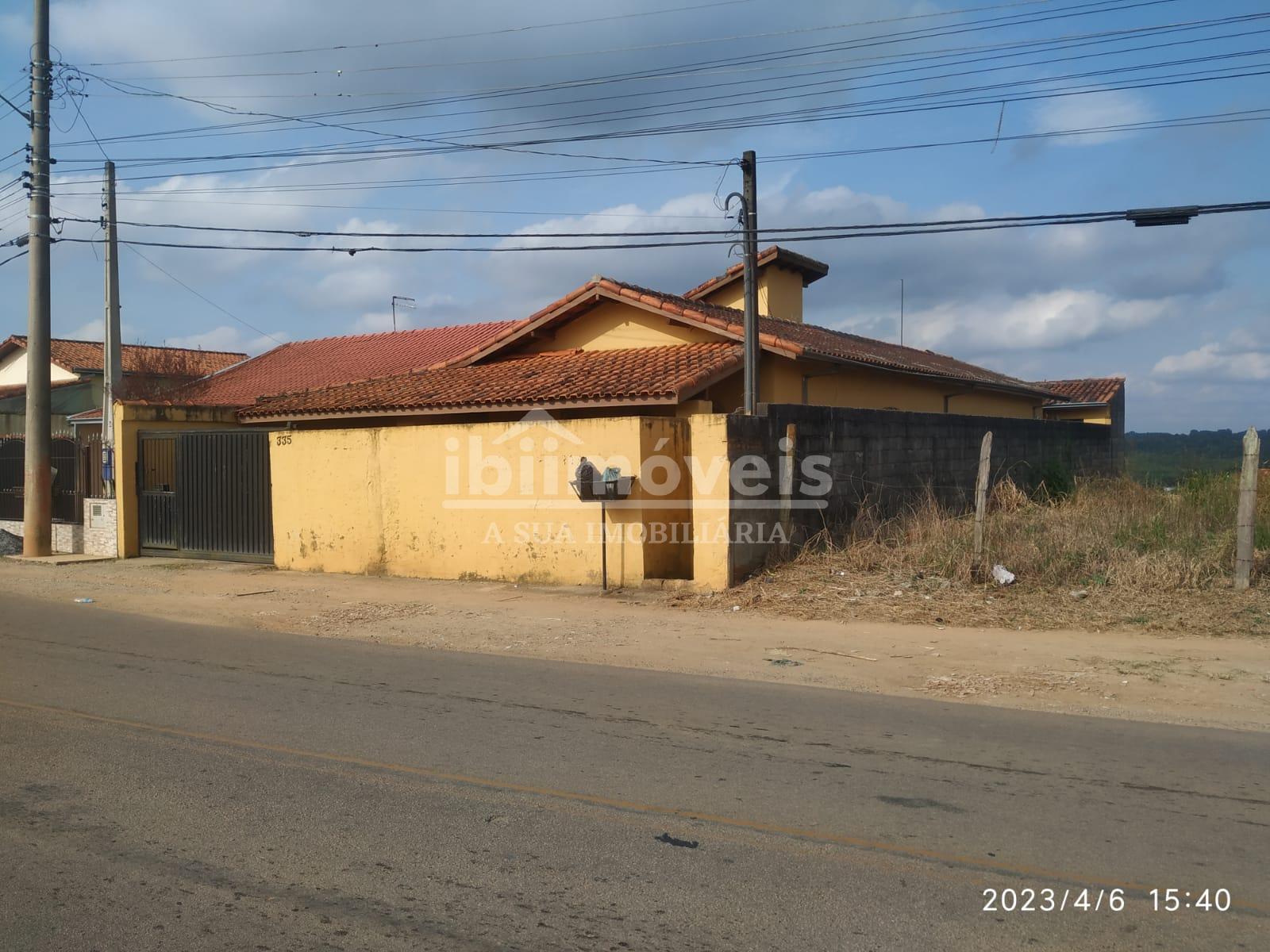 Casa bem localizada de frente para rodovia a 1 km do centro