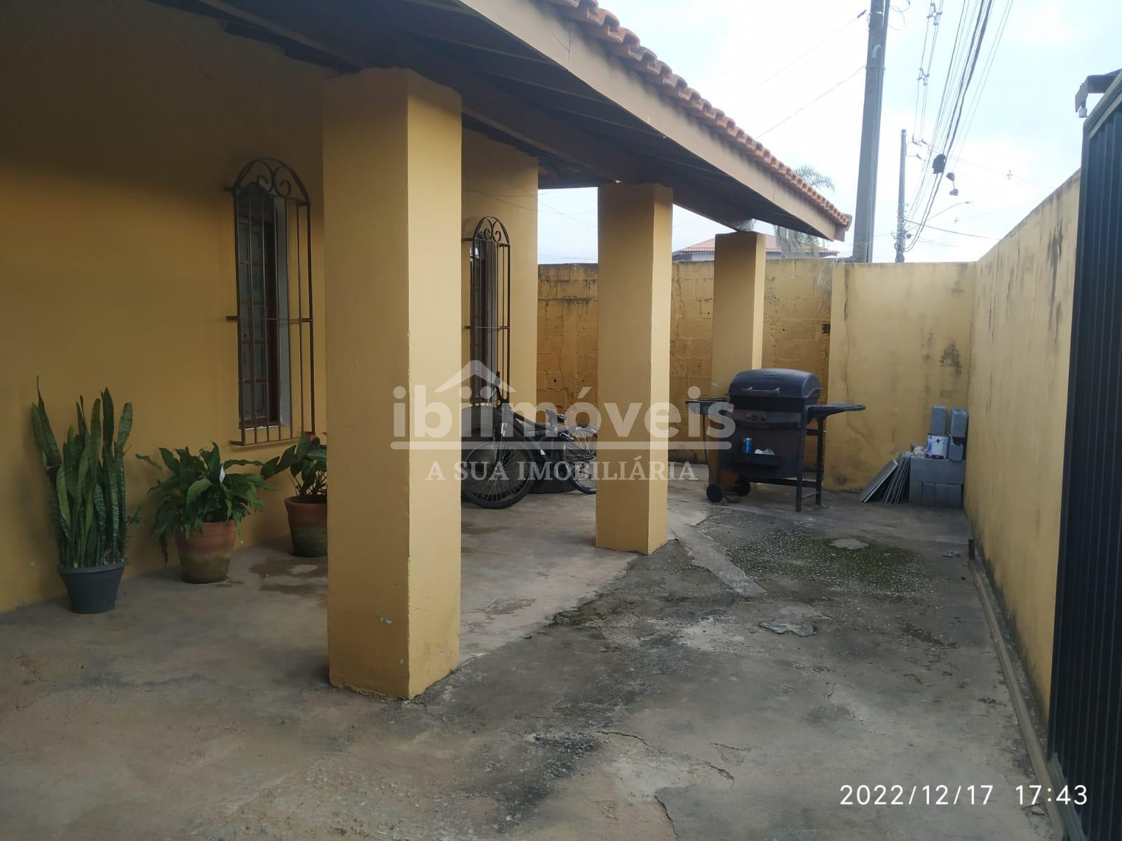 Casa bem localizada de frente para rodovia a 1 km do centro