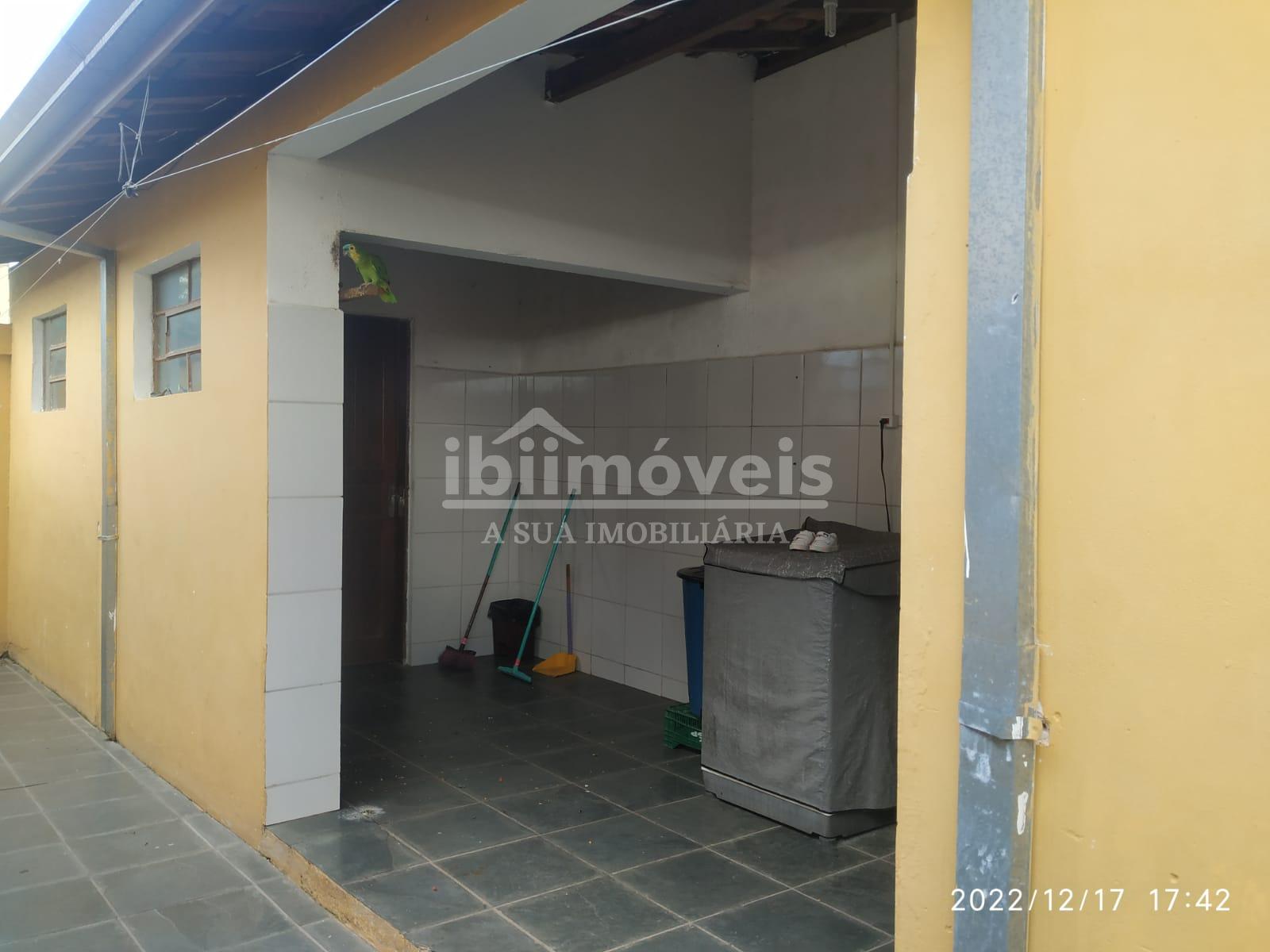 Casa bem localizada de frente para rodovia a 1 km do centro