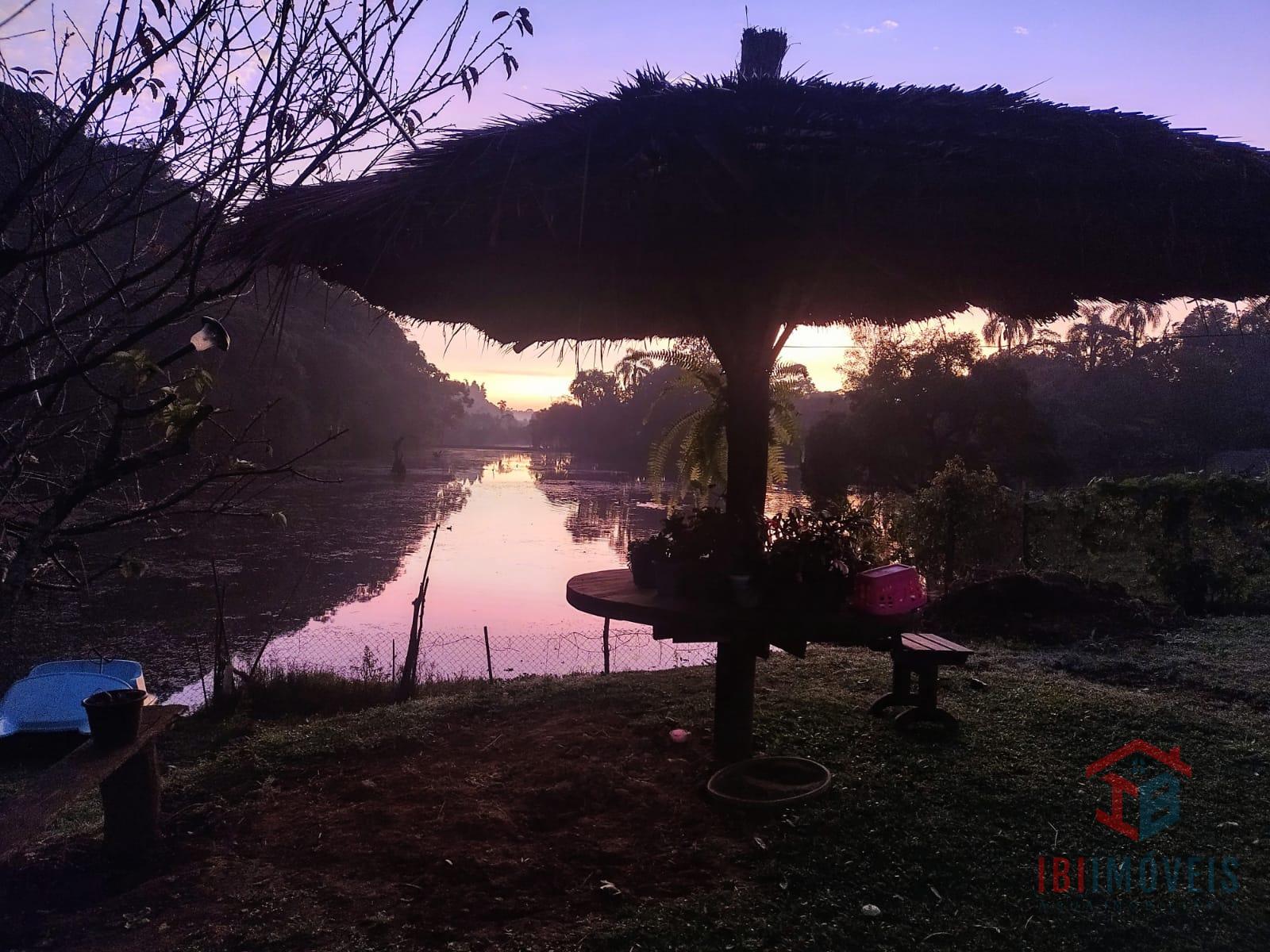 Ibiúna Chácara com lago e casa ampla   