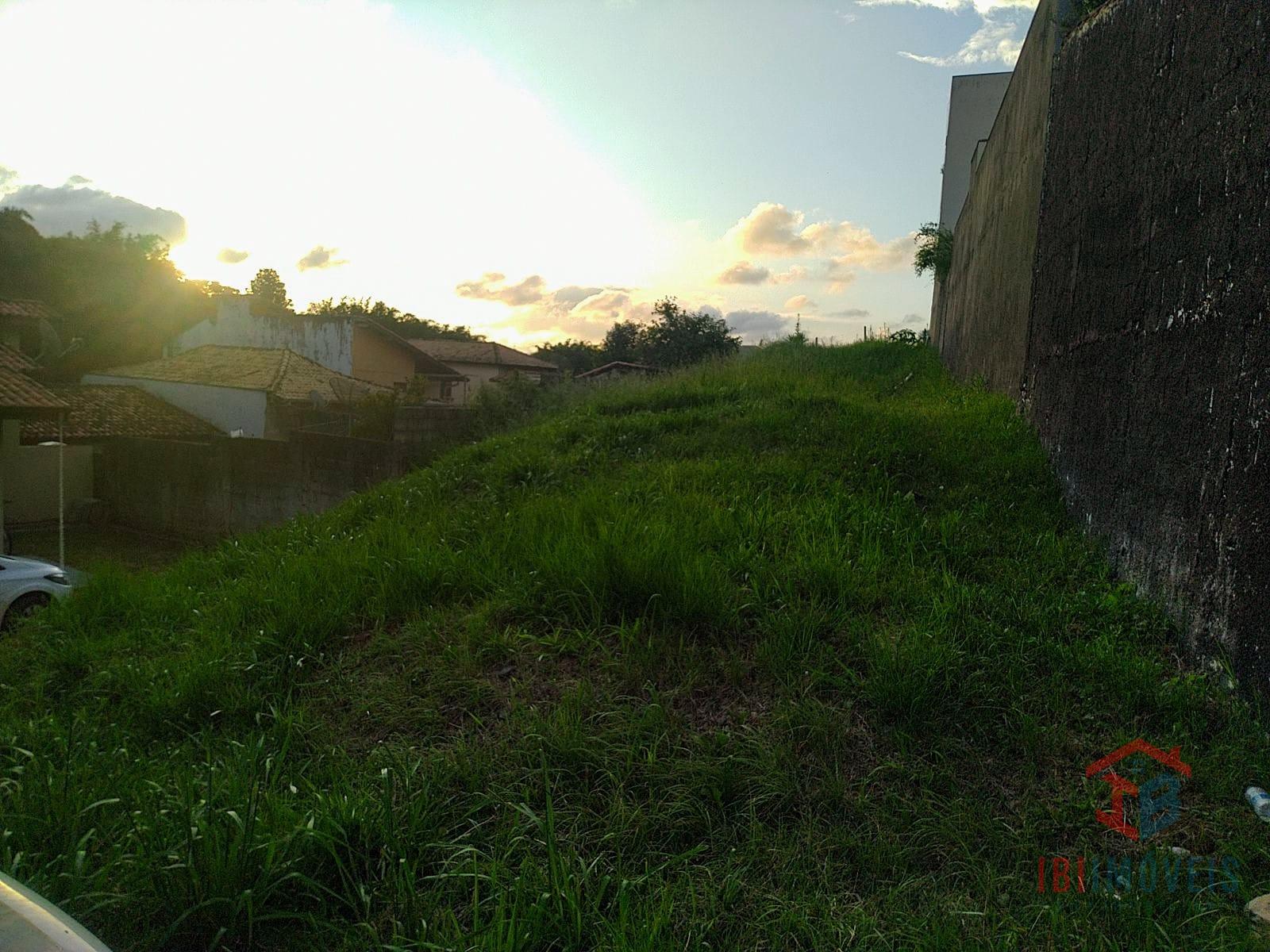 Ibiúna - Terreno em condomínio próximo ao centro   