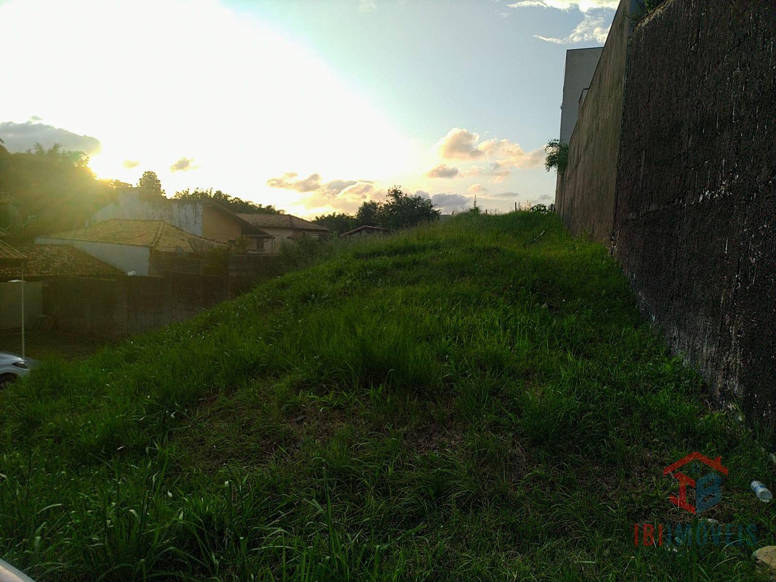 Ibiúna - Terreno em condomínio próximo ao centro   