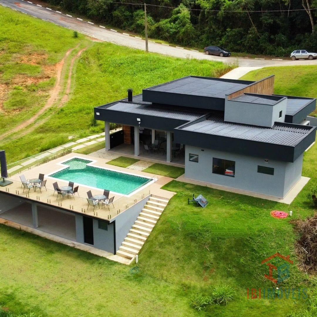 Linda casa a venda em condomínio fechado de alto padrão , IBIU...