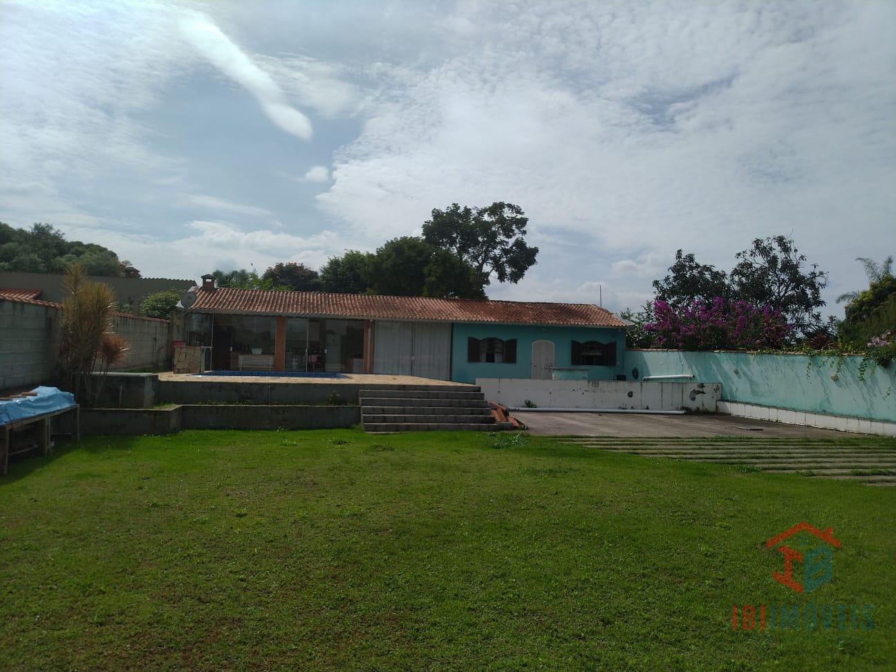 Chácara com piscina em condomínio   