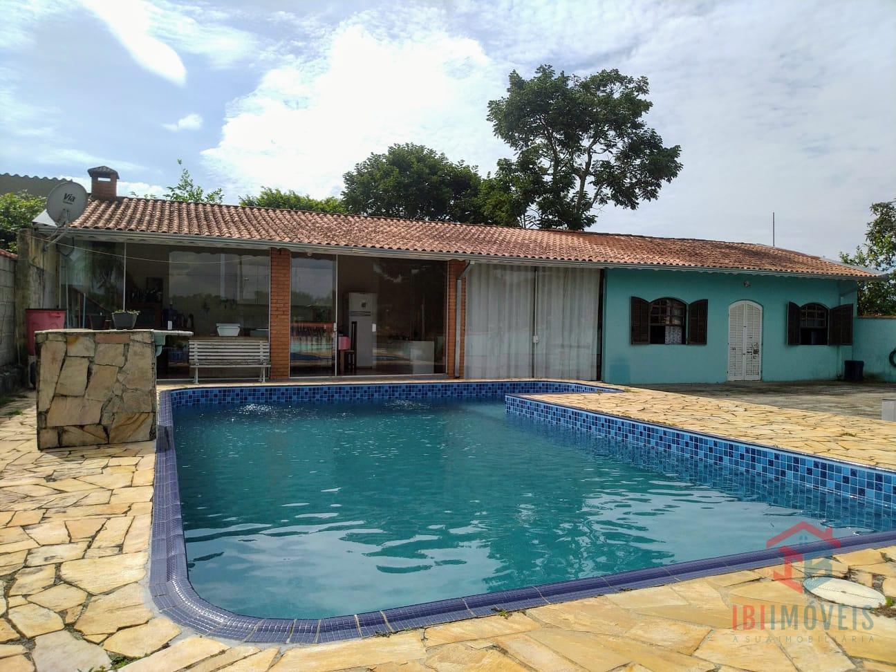 Chácara com piscina em condomínio   
