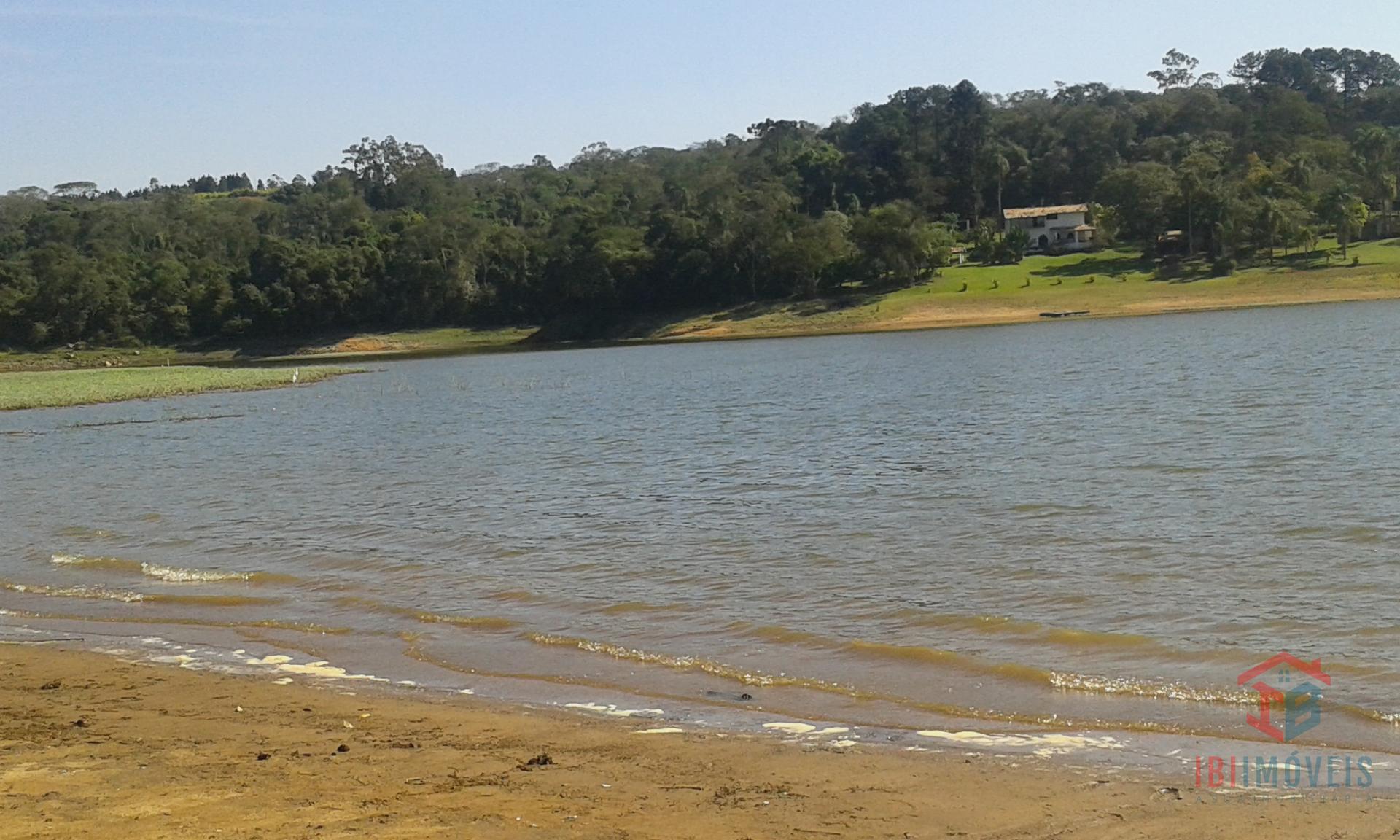 Terreno em loteamento com portaria e acesso a represa