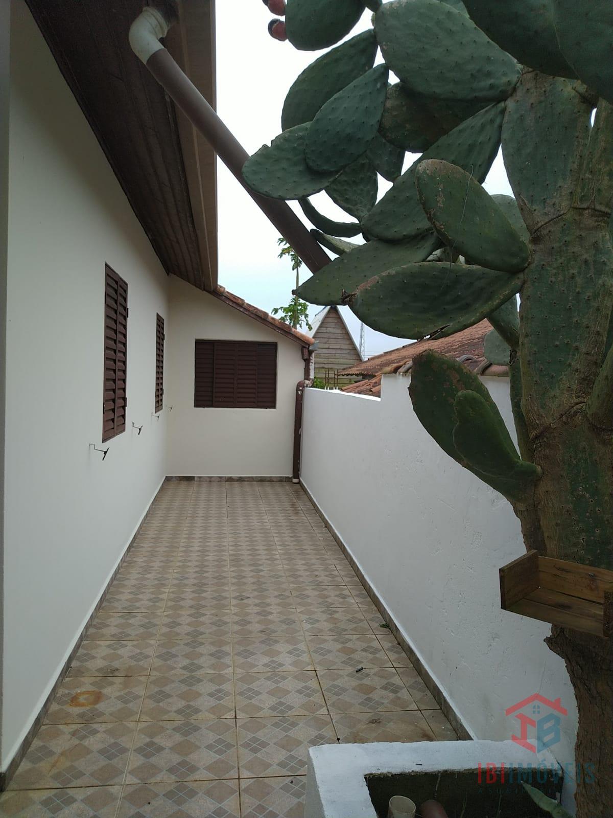 Casa com 03 dormitórios em bairro próximo ao centro   