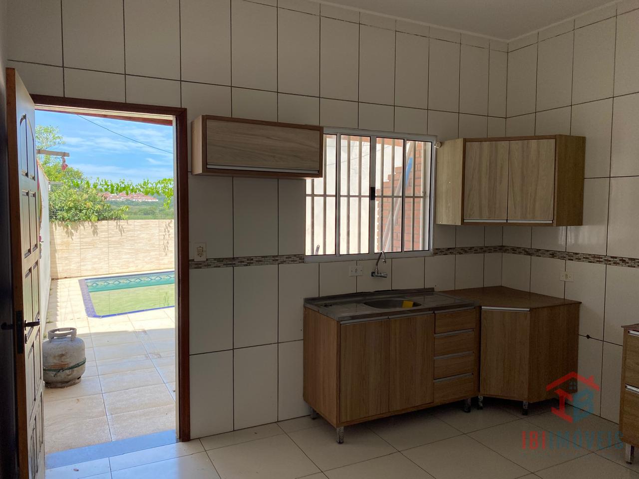 Linda casa com piscina próximo ao centro com pagamento facilit...