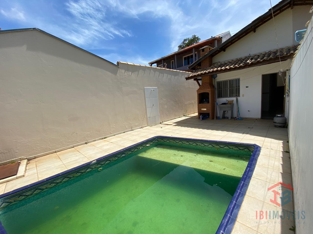 Linda casa com piscina próximo ao centro com pagamento facilit...