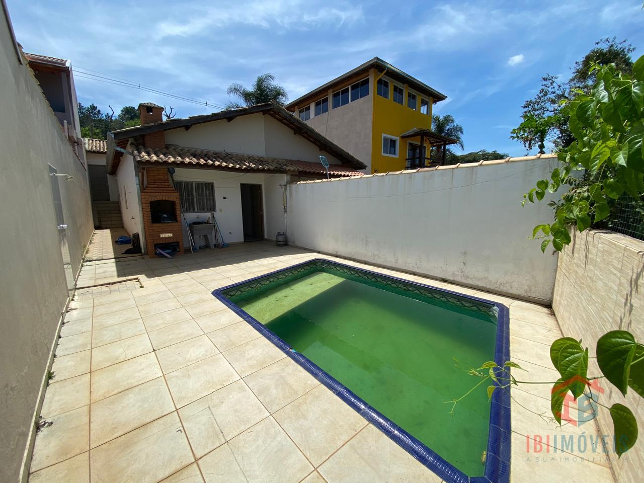 Linda casa com piscina próximo ao centro com pagamento facilit...