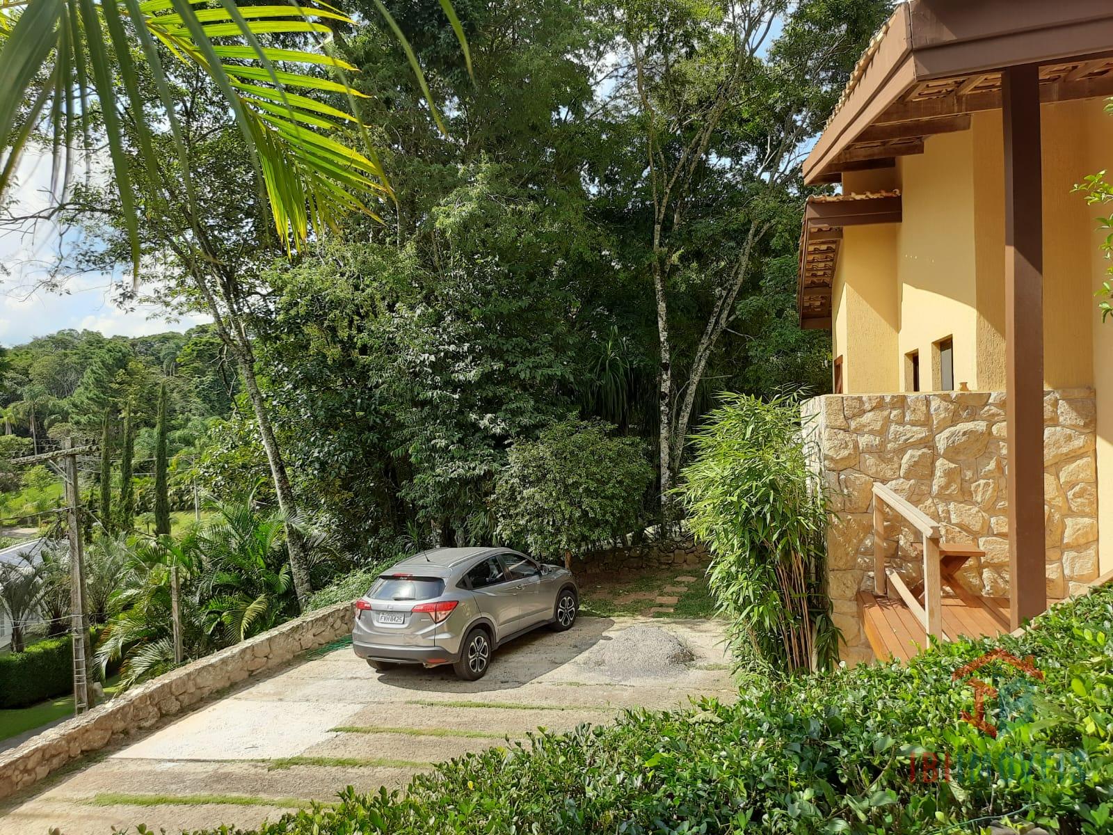 Residência localizada em condomínio de alto padrão com acesso ...