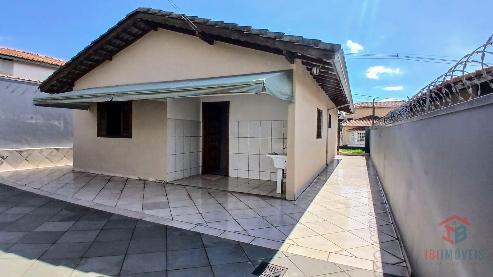 Ibiúna - Casa com ótima localização na região central.