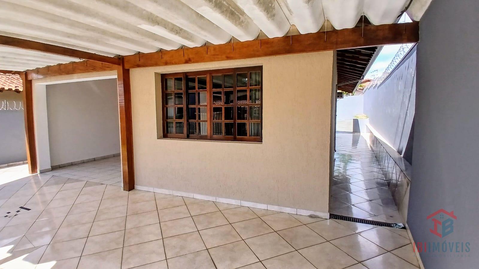 Ibiúna - Casa com ótima localização na região central.