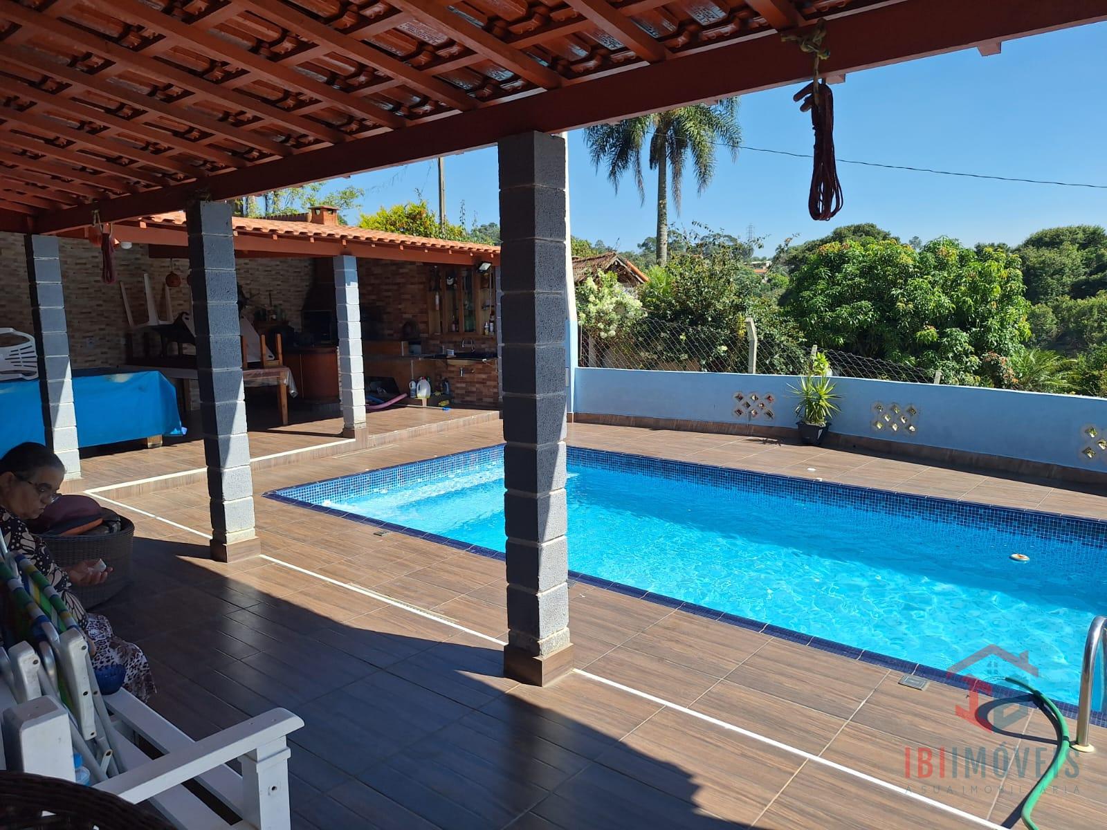Ibiúna Chácara com 03 dormitórios e piscina para seu lazer   