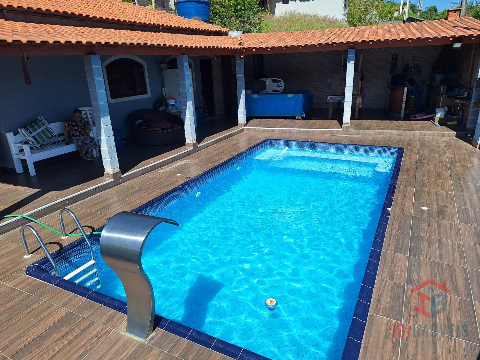 Ibiúna Chácara com 03 dormitórios e piscina para seu lazer   