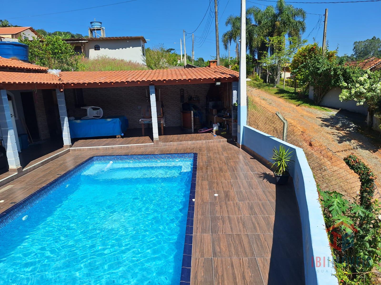 Ibiúna Chácara com 03 dormitórios e piscina para seu lazer   