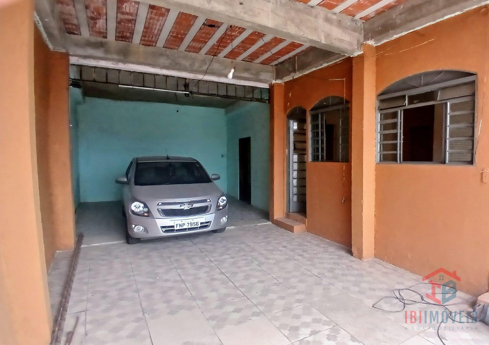 Casa com 02 dormitórios e garagem na região central
