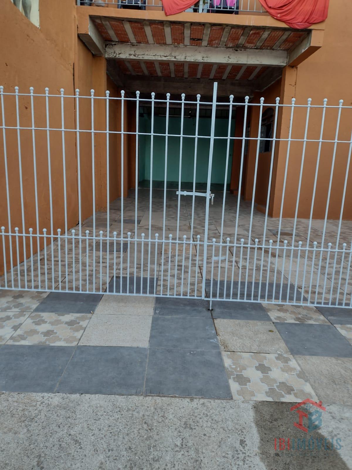 Casa com 02 dormitórios e garagem na região central